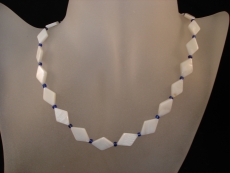 Perlmuttkette wei mit blauen Roccailles
