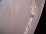 Glaskette mit blau