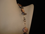 Muscheln und Perlen braun
