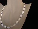 Perlmuttkette wei mit blauen Roccailles